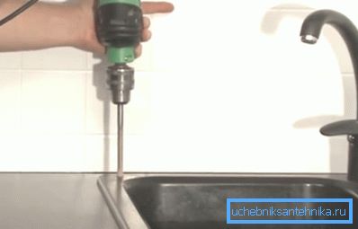 Pažljivo bušite provrt Pažljivo bušite provrt