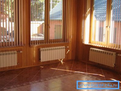 Aluminijski radijatori u unutrašnjosti seoskog doma