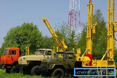 Umjetničko bušotina tijekom bušenja Umjetničko bušotina tijekom bušenja