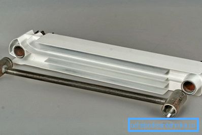 Bimetalni radijator ima čeličnu jezgru i aluminijsku kutiju na vrhu. Bimetalni radijator ima čeličnu jezgru i aluminijsku kutiju na vrhu.