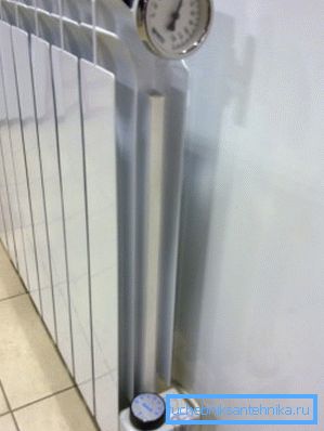 Bimetalni radijator s električnim grijačem Bimetalni radijator s električnim grijačem