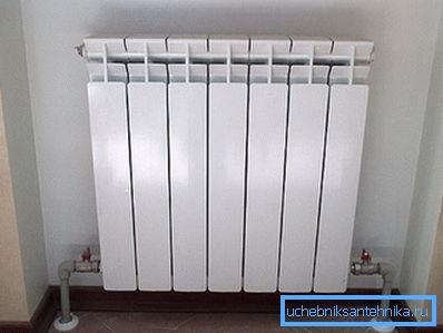 Bimetalni radijator s donjim spojem u unutrašnjosti prostorije. Bimetalni radijator s donjim spojem u unutrašnjosti prostorije.