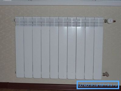 Bimetalni radijator izgleda kao aluminij, a unutar njega je okvir čeličnih cijevi. Bimetalni radijator izgleda kao aluminij, a unutar njega je okvir čeličnih cijevi.