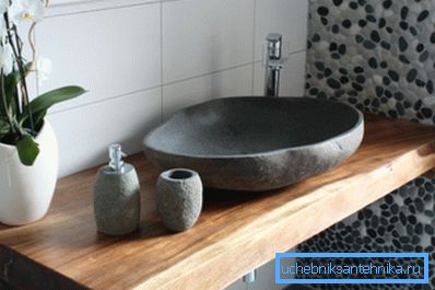 Plemenita kombinacija materijala od masivnog drva i prirodnog kamena. Plemenita kombinacija materijala od masivnog drva i prirodnog kamena.
