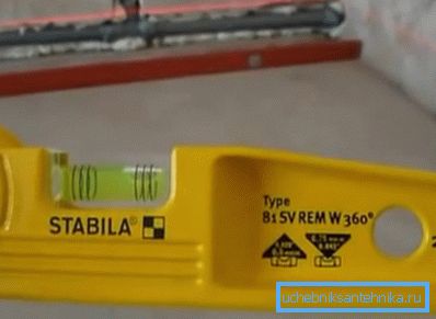 Razina lasera se smatra preciznijim mjernim uređajem koji će omogućiti određivanje neravnine poda jednim dodirom