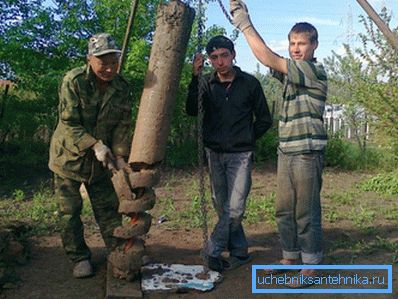 Drilling za vodu u zemlji. foto