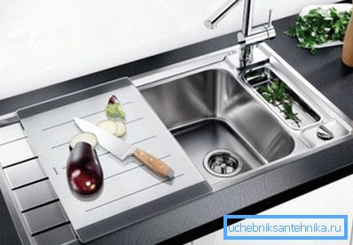 Zdjelu s naselnikom i platformom. Zdjelu s naselnikom i platformom.
