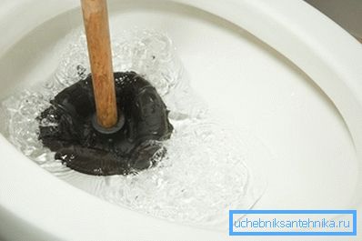 Čišćenje WC-a od začepljenog klipnjača Čišćenje WC-a od začepljenog klipnjača