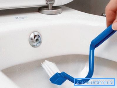 Kako bi se osigurala kvalitetna odvodnja, potrebno je temeljito očistiti rub zdjele WC-a od mineralnih naslaga