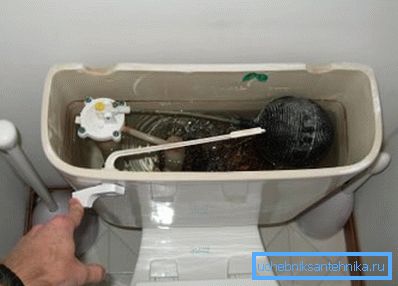 Da biste bili sigurni da nema vlage na toaletu i cisterni - pričekajte da se posuda potpuno napuni i ispraznite nekoliko puta za redom.
