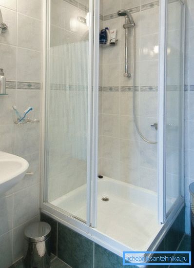 Palete od lijevanog željeza najčešće se postavljaju na pijedestal ili nišu Palete od lijevanog željeza najčešće se postavljaju na pijedestal ili nišu