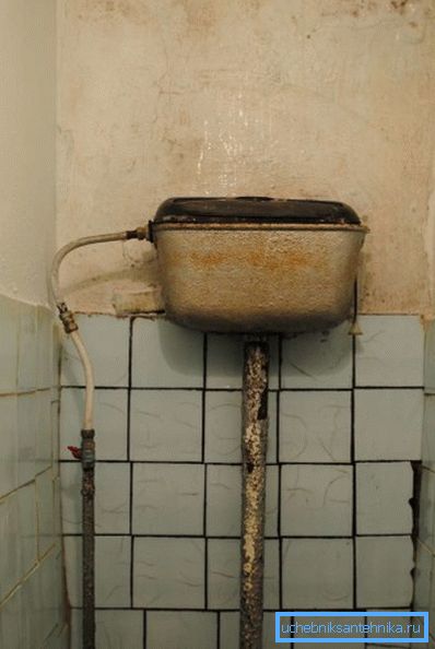WC školjka od lijevanog željeza starog uzorka WC školjka od lijevanog željeza starog uzorka
