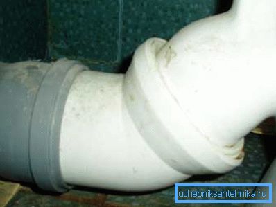 Čak i lagana pristranost može otkloniti gumenu brtvu i uzrokovati vlažnost, pa čak i propuštanje svakim ispiranjem vode iz spremnika.