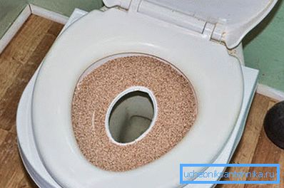 Izrađujemo malu rupu u plastici. Izrađujemo malu rupu u plastici.