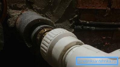 Ulazimo kroz zid temeljca ili podruma. Ulazimo kroz zid temeljca ili podruma.