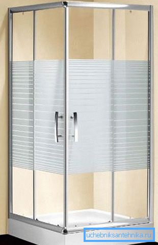 Pokazan kut za tuširanje s niskim ladicama 90x90 mm. Pokazan kut za tuširanje s niskim ladicama 90x90 mm.