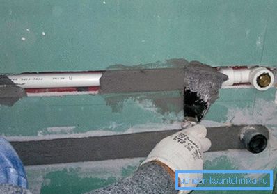 Pokazuje se proces ugradnje u zid. Pokazuje se proces ugradnje u zid.