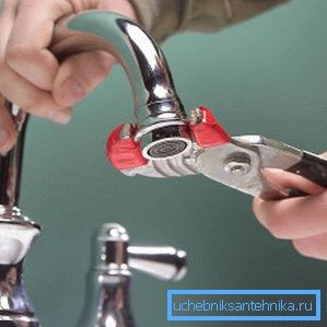 Demontaža aeratera za čišćenje Demontaža aeratera za čišćenje
