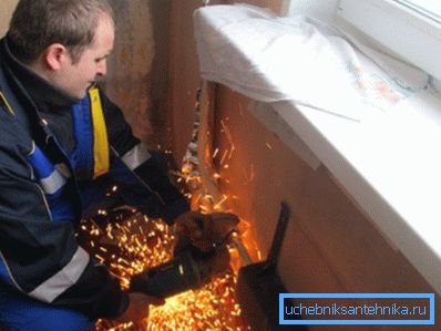 Demontaža starog radijatora pomoću Demontaža starog radijatora pomoću