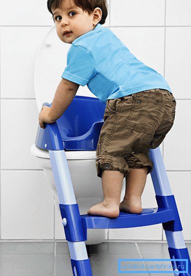 Dječji WC sjedalo s korakom olakšava djetetu korištenje WC školjke Dječji WC sjedalo s korakom olakšava djetetu korištenje WC školjke
