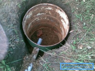 Za odvodnju kanalizacije napravimo jednostavan septički spremnik iz bačve. Za odvodnju kanalizacije napravimo jednostavan septički spremnik iz bačve.