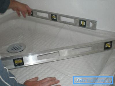 Koristite razinu zgrade za instalaciju. Koristite razinu zgrade za instalaciju.