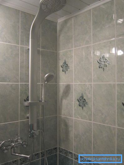 Tuš sustav s kišnim tušem i mikser u apartmanu Tuš sustav s kišnim tušem i mikser u apartmanu