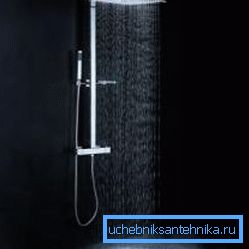 Kišni tuš set je vrlo lako razlikovati po velikoj veličini gornjeg kanala za zalijevanje.