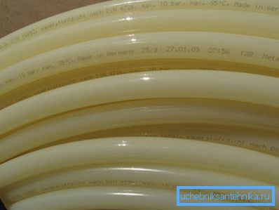Elastičnost materijala omogućuje da se isporučuje u zavojima. Elastičnost materijala omogućuje da se isporučuje u zavojima.