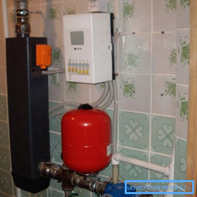 Električni kotlovi su gotovo uvijek opremljeni zidom i istodobno imaju najmanju dimenziju. Električni kotlovi su gotovo uvijek opremljeni zidom i istodobno imaju najmanju dimenziju.