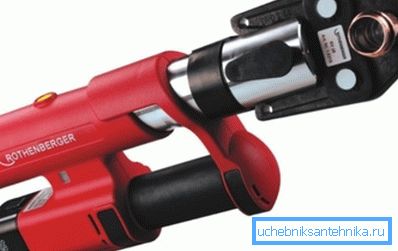 Elektrohidraulički uređaj s učvršćenim rukavcem Elektrohidraulički uređaj s učvršćenim rukavcem