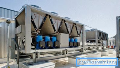Elementi HVAC sustava nalaze se na krovu zgrade. Elementi HVAC sustava nalaze se na krovu zgrade.