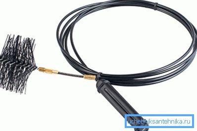 Četka čvrsto pričvršćuje metalni kabel. Četka čvrsto pričvršćuje metalni kabel.