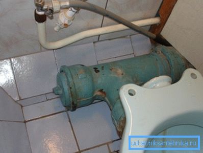 Ako se cijela masa spremnika s vodom pada na uši WC-a, prije ili kasnije to će dovesti do prirodnog završetka. Ako se cijela masa spremnika s vodom pada na uši WC-a, prije ili kasnije to će dovesti do prirodnog završetka.