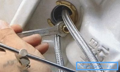 Učvršćivanje uređaja s iglom i maticom Učvršćivanje uređaja s iglom i maticom