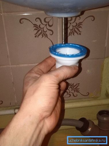 Učvršćivanje odvodne rešetke. foto Učvršćivanje odvodne rešetke. foto
