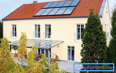 Fotografije kuće, na čijem se krovu postavljaju solarni kolektori Fotografije kuće, na čijem se krovu postavljaju solarni kolektori