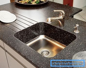 Fotografija umivaonika instalirana pod countertop