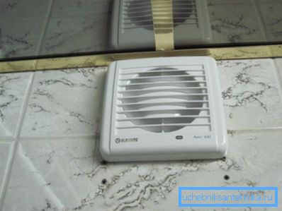 Fotografija ventilatora instaliranog u kupaonici Fotografija ventilatora instaliranog u kupaonici
