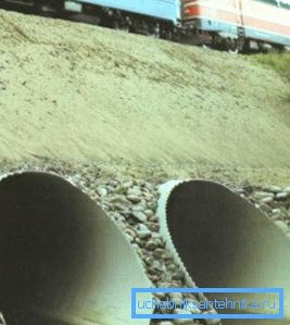 2708 Fotografija propusta koja se nalazi ispod željezničkih pruga