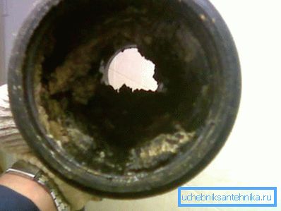 Fotografija začepljene kanalizacijske cijevi Fotografija začepljene kanalizacijske cijevi