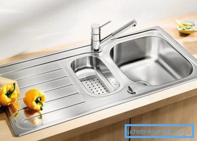 Funkcionalna površinska pranja s dvije zdjele i površinom za protok vode. Funkcionalna površinska pranja s dvije zdjele i površinom za protok vode.