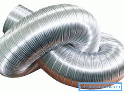 Fleksibilna metalna valovita cijev. foto Fleksibilna metalna valovita cijev. foto