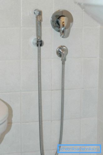 Higijenski tuš ugrađen u zid praktički ne zauzima prostor, što je ogroman plus ako se instalira u skučenim uvjetima urbanih toaleta Higijenski tuš ugrađen u zid praktički ne zauzima prostor, što je ogroman plus ako se instalira u skučenim uvjetima urbanih toaleta