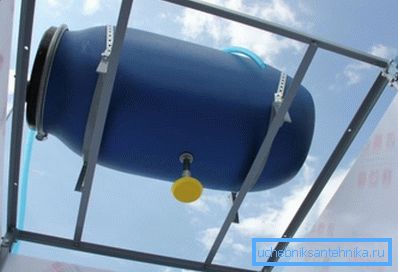 Vodoravno postavljanje plastičnog spremnika na krovu tuširanja Vodoravno postavljanje plastičnog spremnika na krovu tuširanja