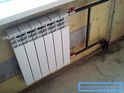 Radijalni krug grijanja zajedno s instaliranim premosnicom i ventilima. Radijalni krug grijanja zajedno s instaliranim premosnicom i ventilima.