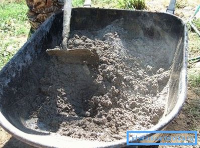 I porculan i zemljani posuđe izrađeni su od bijelog glina, ali prvi, zbog posebnih aditiva, ima bolja potrošačka svojstva. I porculan i zemljani posuđe izrađeni su od bijelog glina, ali prvi, zbog posebnih aditiva, ima bolja potrošačka svojstva.