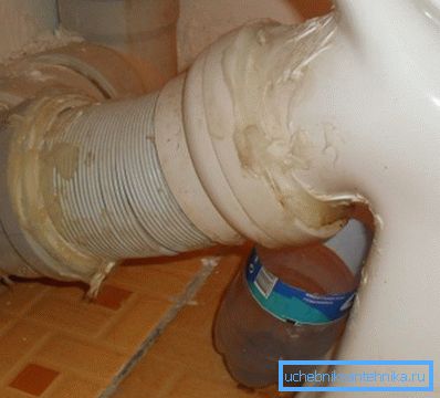 Korištenje brtvila ili silikonskog kit može se ukloniti samo male pukotine ili pukotine, za veće nedostatke morate koristiti cement
