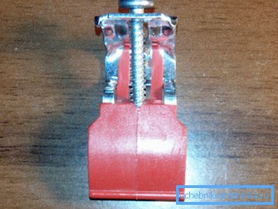 Proizvod od metala i plastike u povećanom obliku. Proizvod od metala i plastike u povećanom obliku.