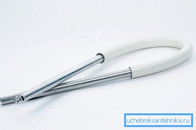 Zakrivljena plastična cijev Zakrivljena plastična cijev